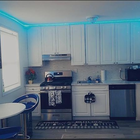 Townhouse Apartment In Oakland Gardens New York Esterno foto