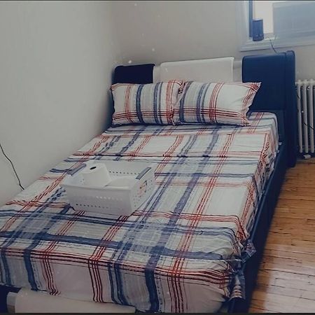 Townhouse Apartment In Oakland Gardens New York Esterno foto