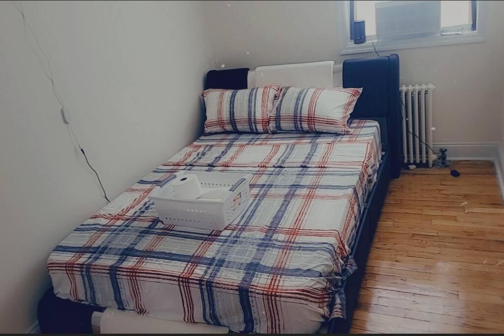 Townhouse Apartment In Oakland Gardens New York Esterno foto